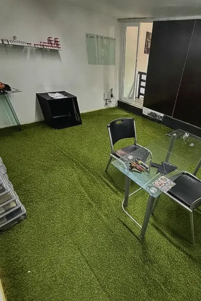 Área de consulta con mesa de vidrio
